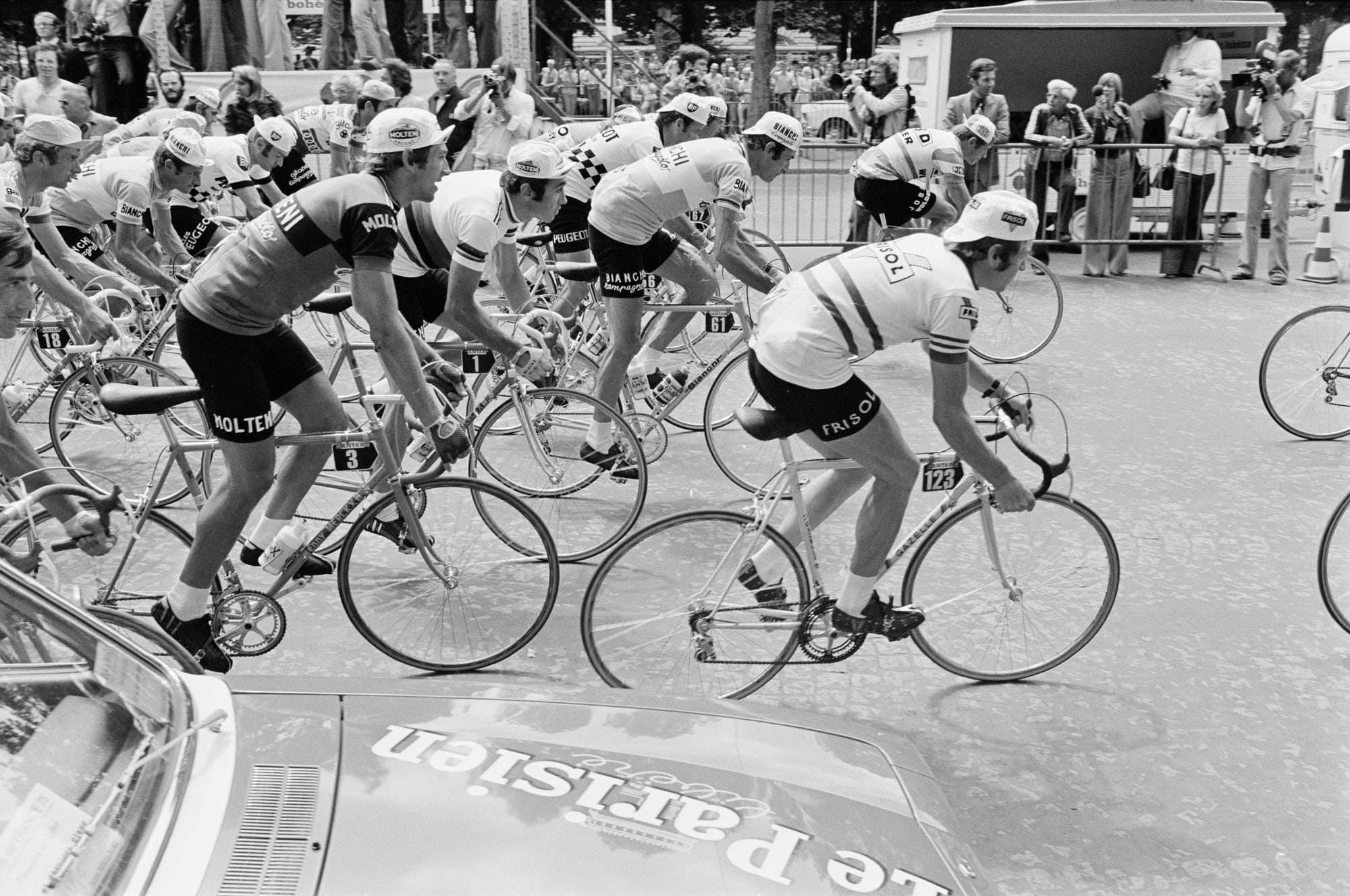 Peloton du Tour de France 1975 sur les pavés des Champs-Élysées