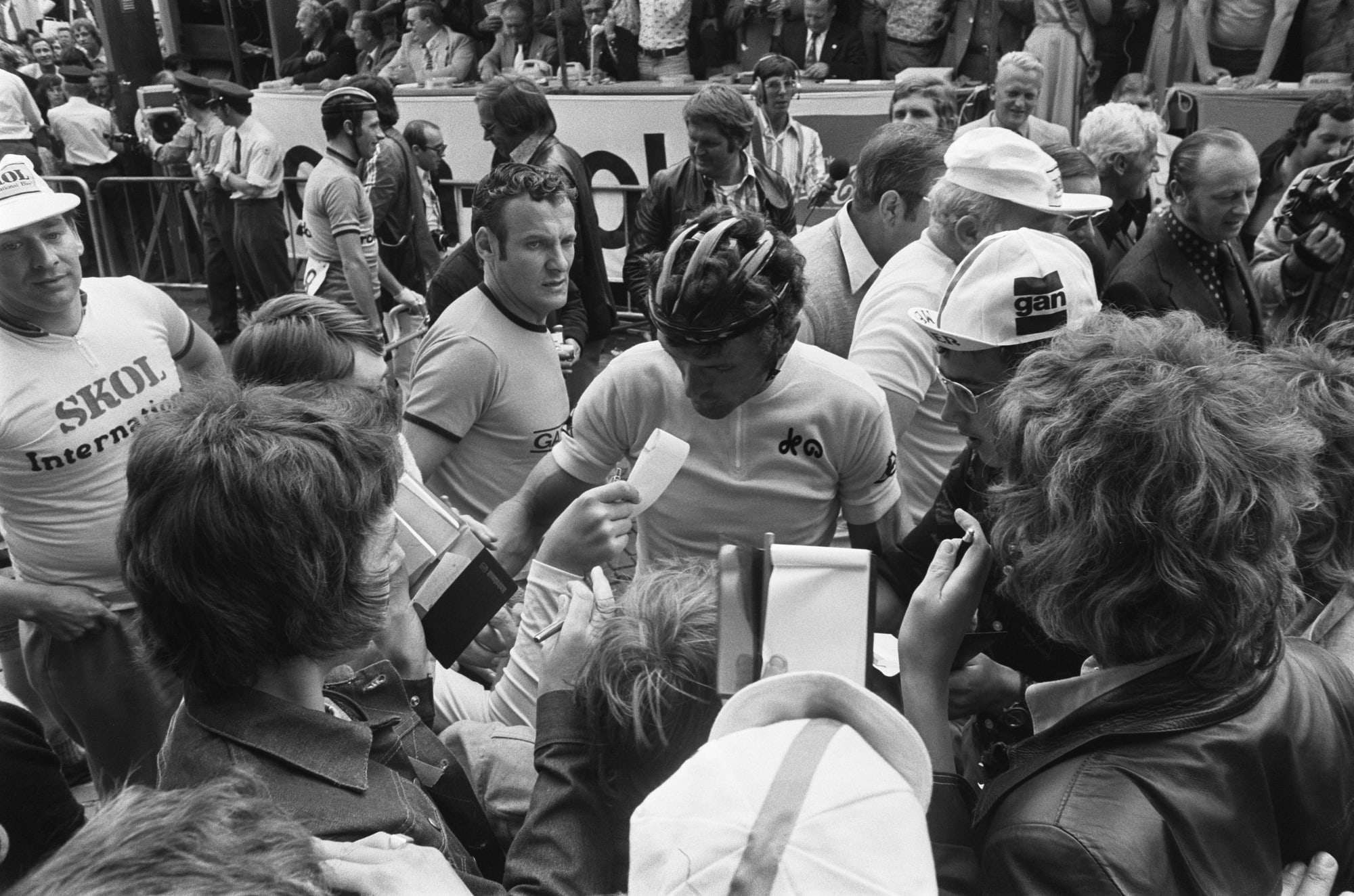 Bernard Thévenet signe des autographes au milieu des spectateurs