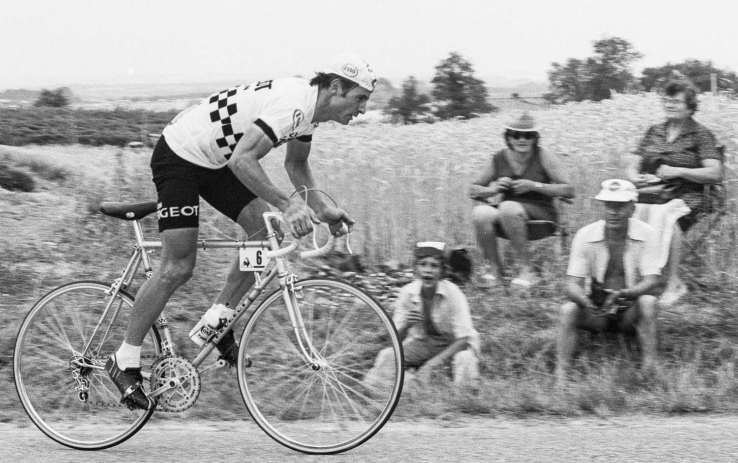 Jacques Esclassan en maillot Peugeot, en danseuse devant des spectateurs