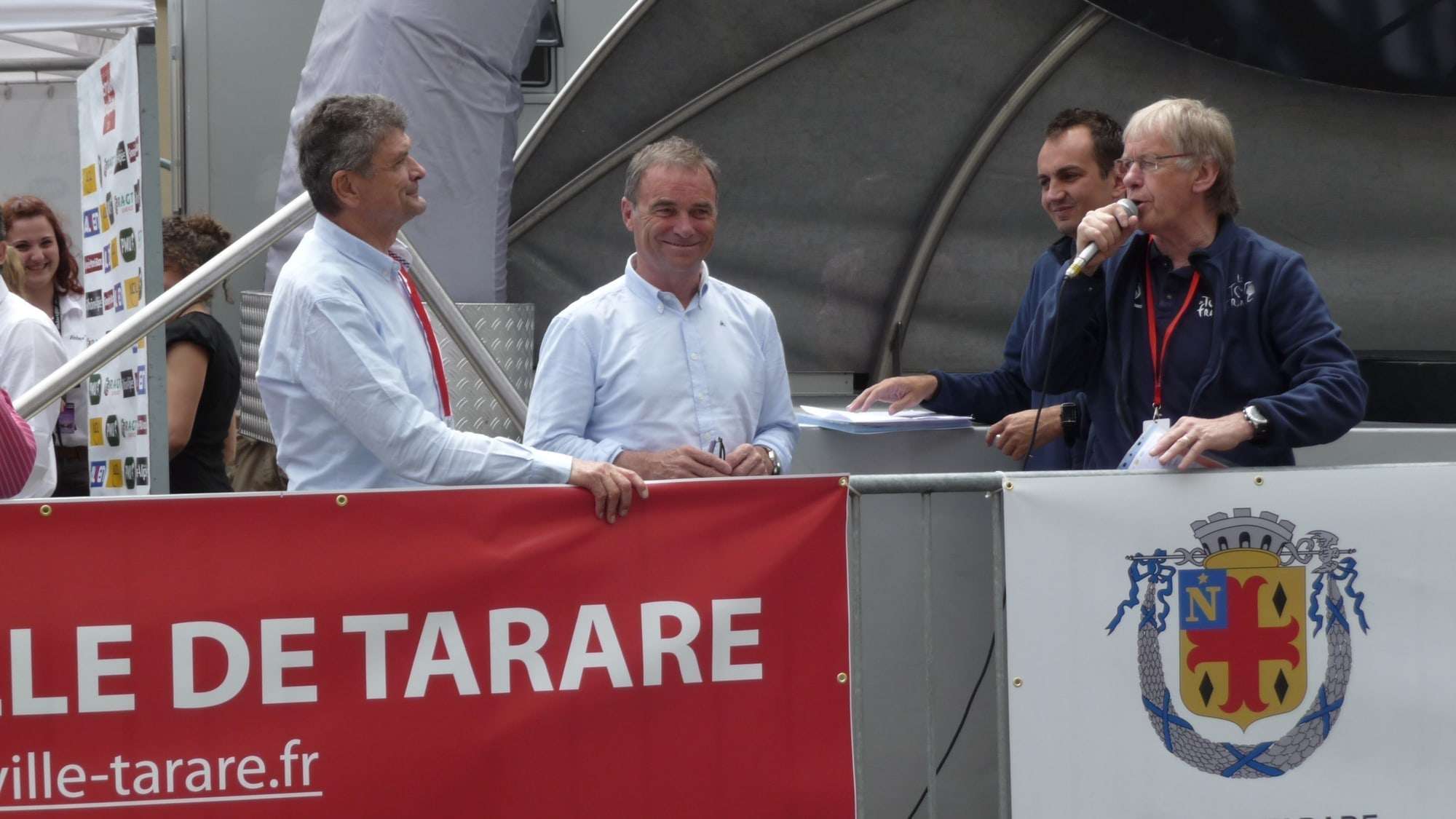 Bernard Thévenet et Bernard Hinault côte à côte sur un podium d'arrivée à Tarare