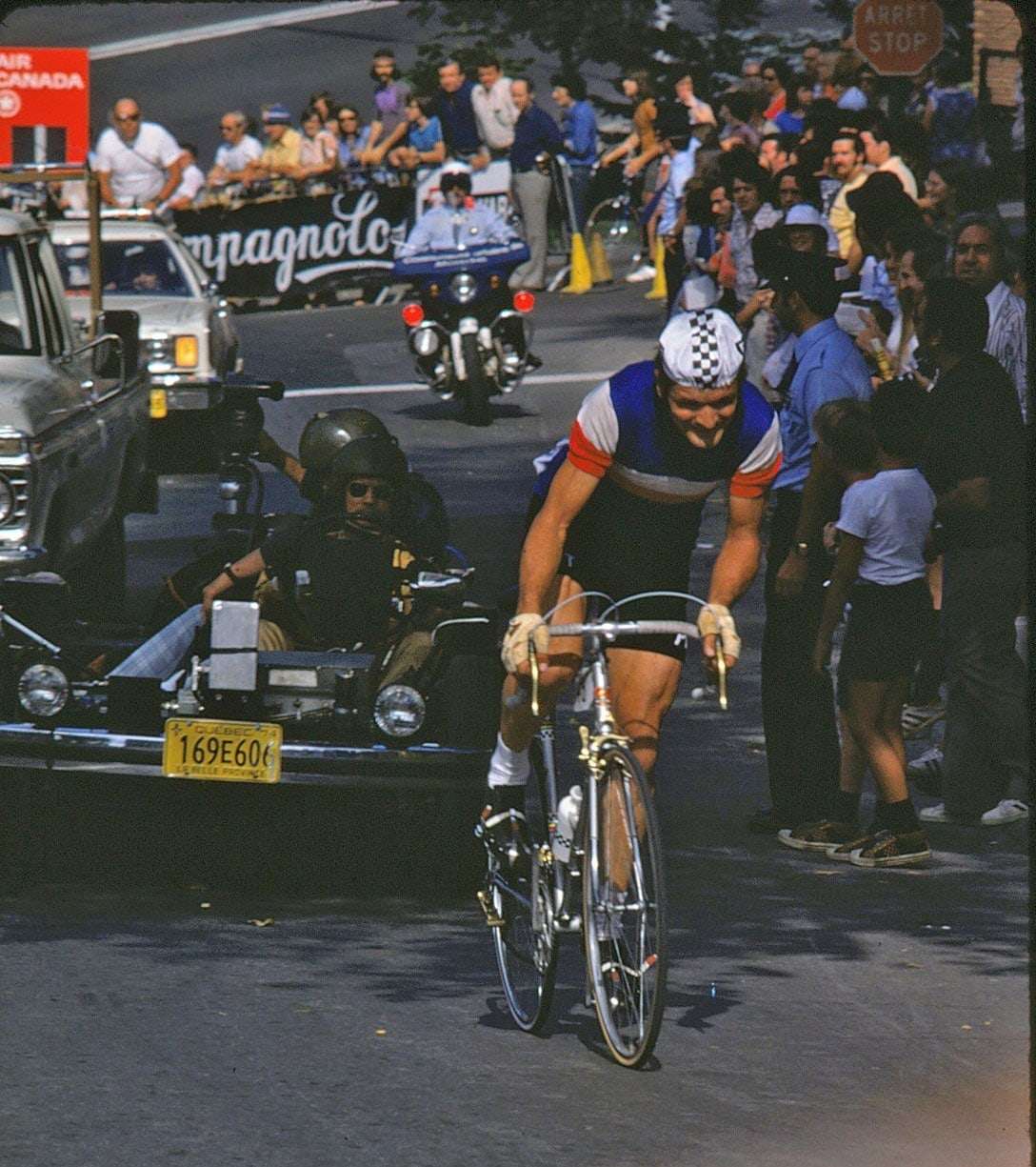 Bernard Thévenet en maillot de l'équipe de France dans une montée bordée de spectateurs