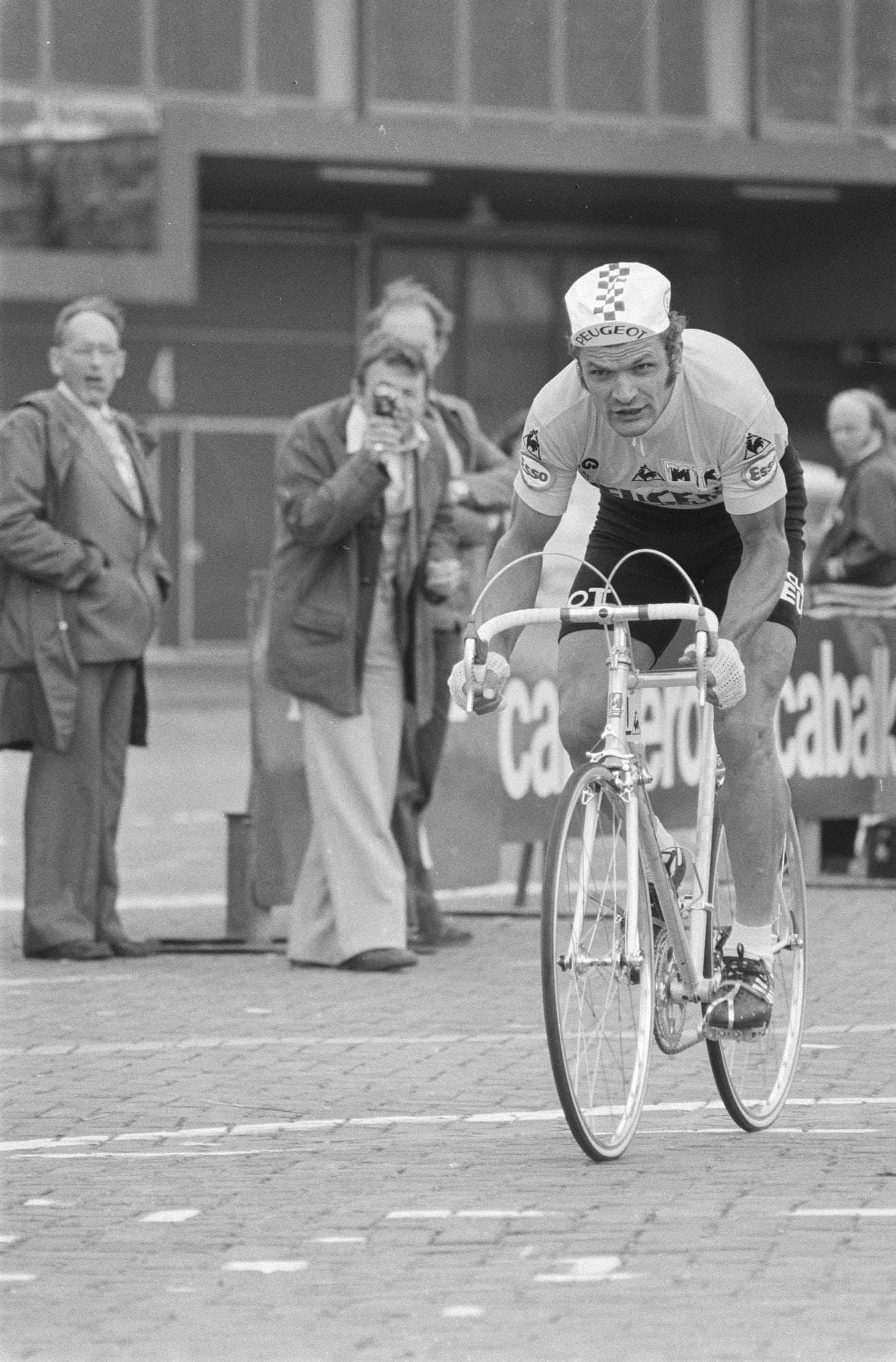 Bernard Thévenet en course sous le maillot Peugeot, spectateurs le long de la route