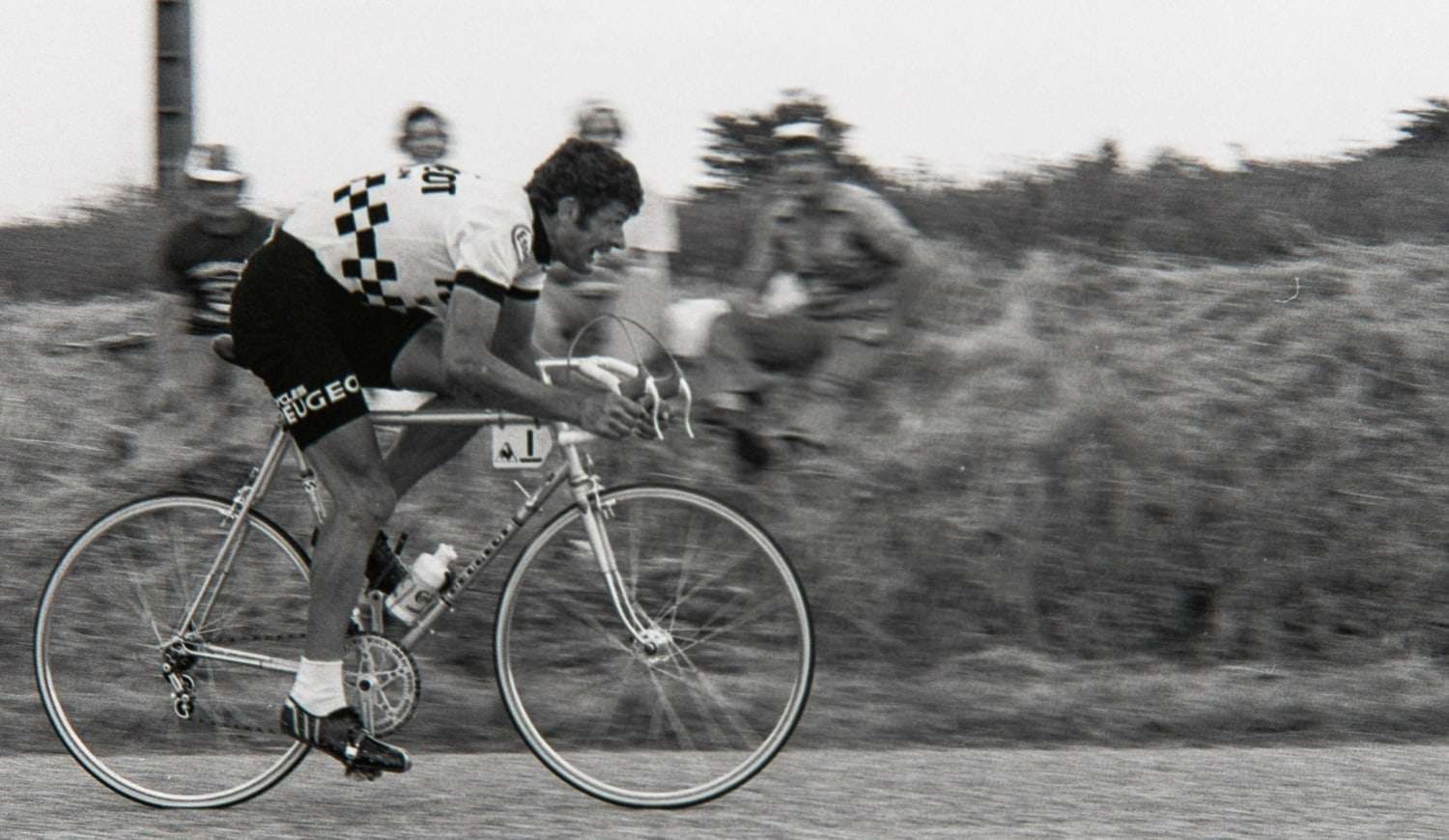 Bernard Thévenet en course sous le maillot Peugeot, suivi d'une moto